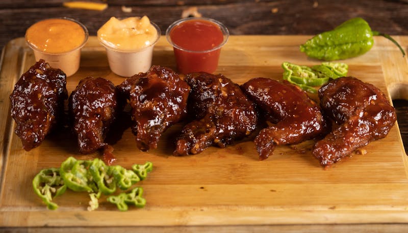 crispy chicken wings with dipping sauce